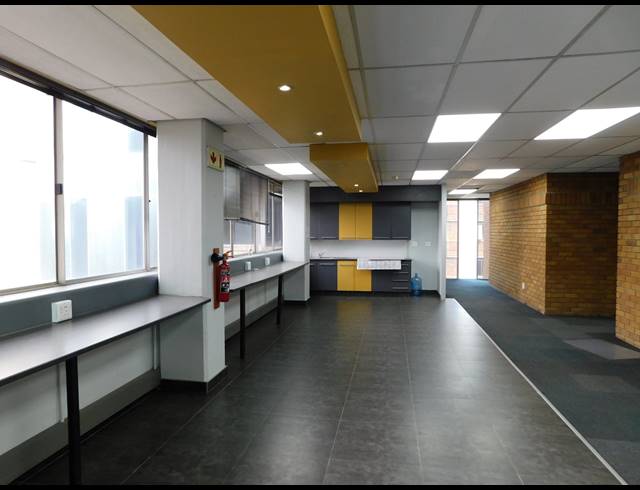 1,306M² OFFICE TO LET IN FERNDALE